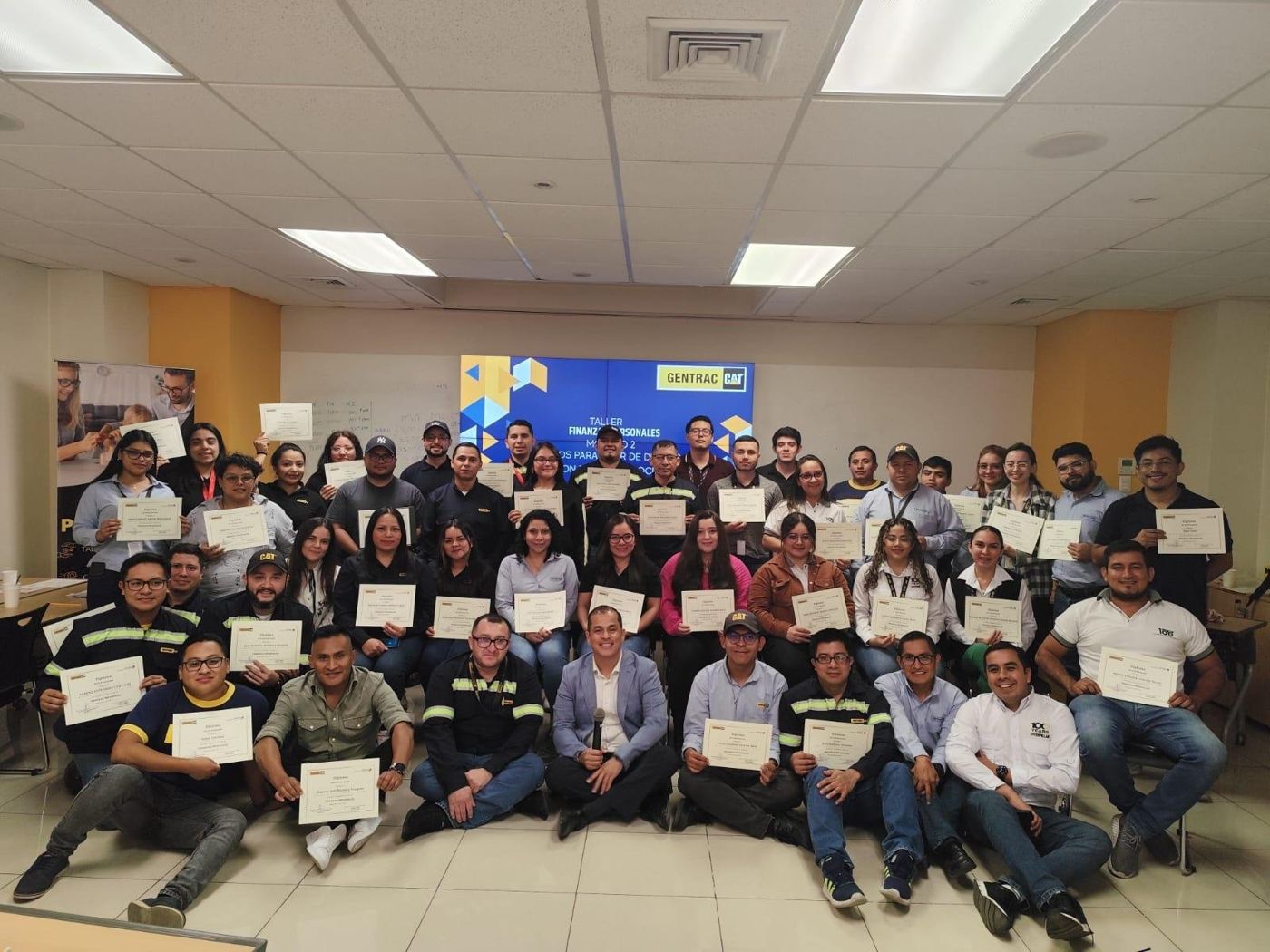 Grupo de colaboradores con sus diplomas al finalizar un taller de finanzas personales
