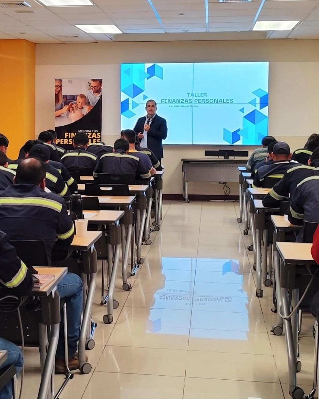 Taller de finanzas personales con un grupo grande de colaboradores de planta