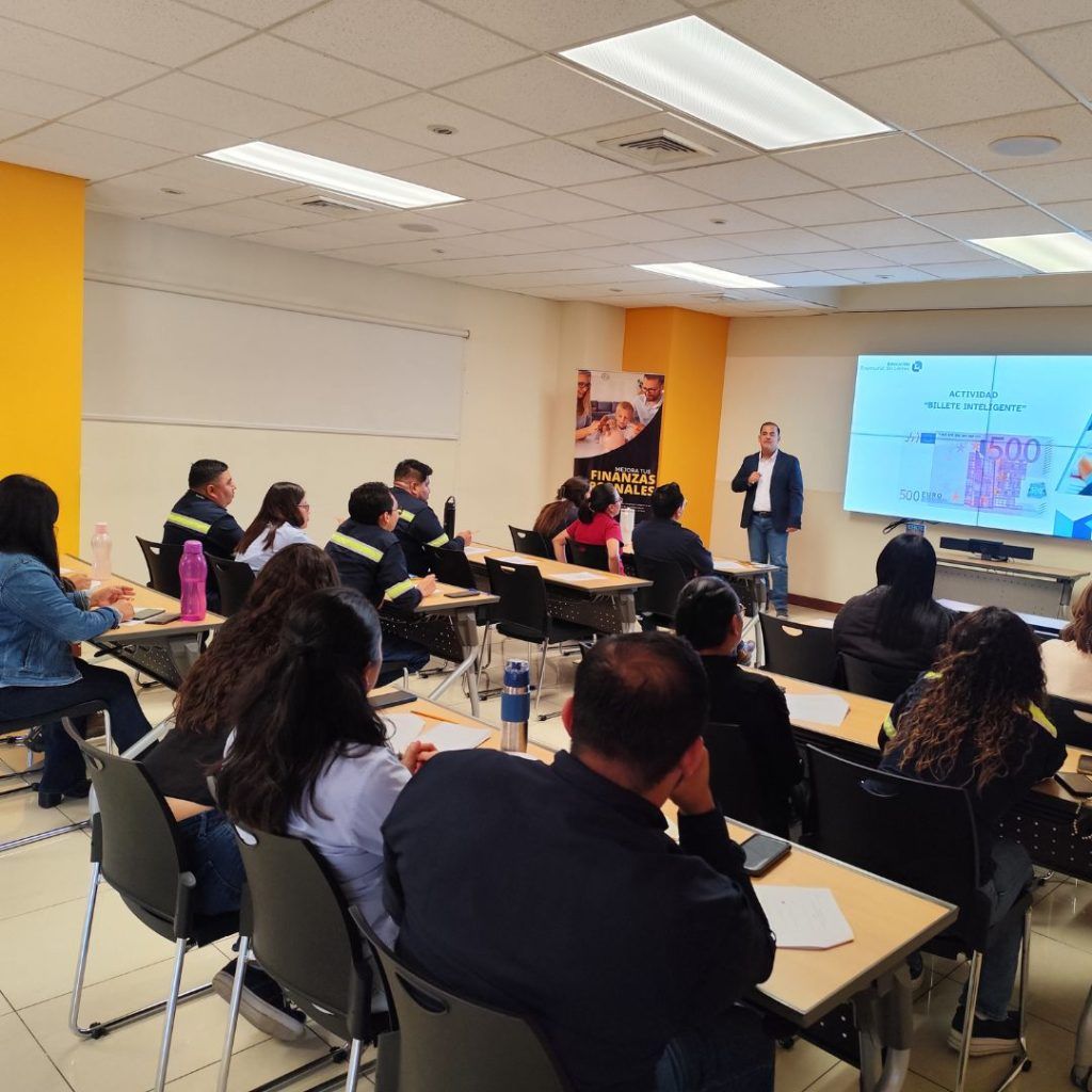 Actividad práctica durante un taller de finanzas personales para colaboradores